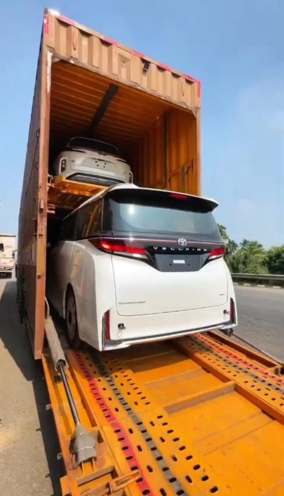 Car Loading — Vellfire